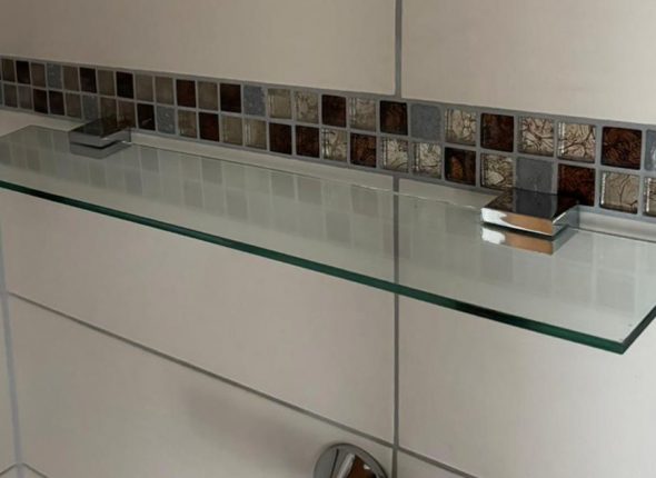 Bild vom Badezimmer Spiegel und Amatur nachher