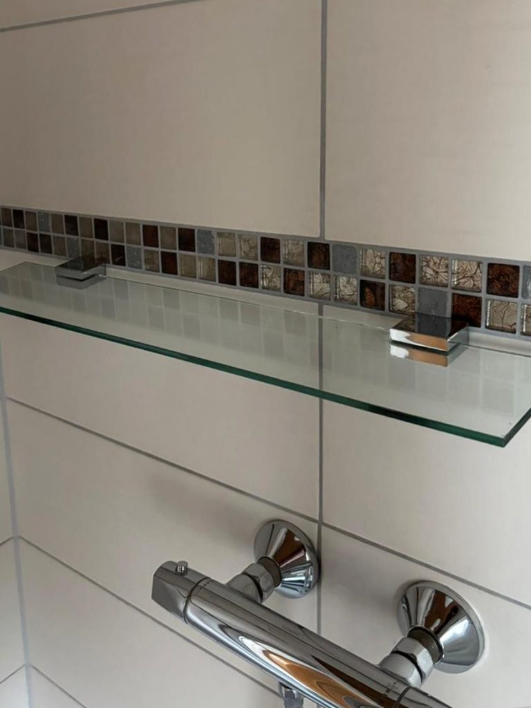 Bild vom Badezimmer Spiegel und Amatur nachher