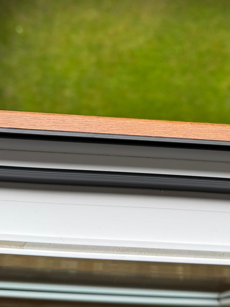 Bild eines Fensterrahmens nach der Reinigung