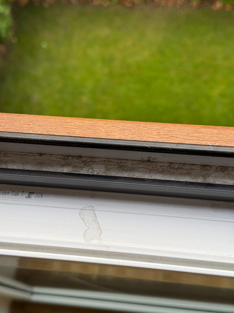 Bild eines Fensterrahmens vor der Reinigung