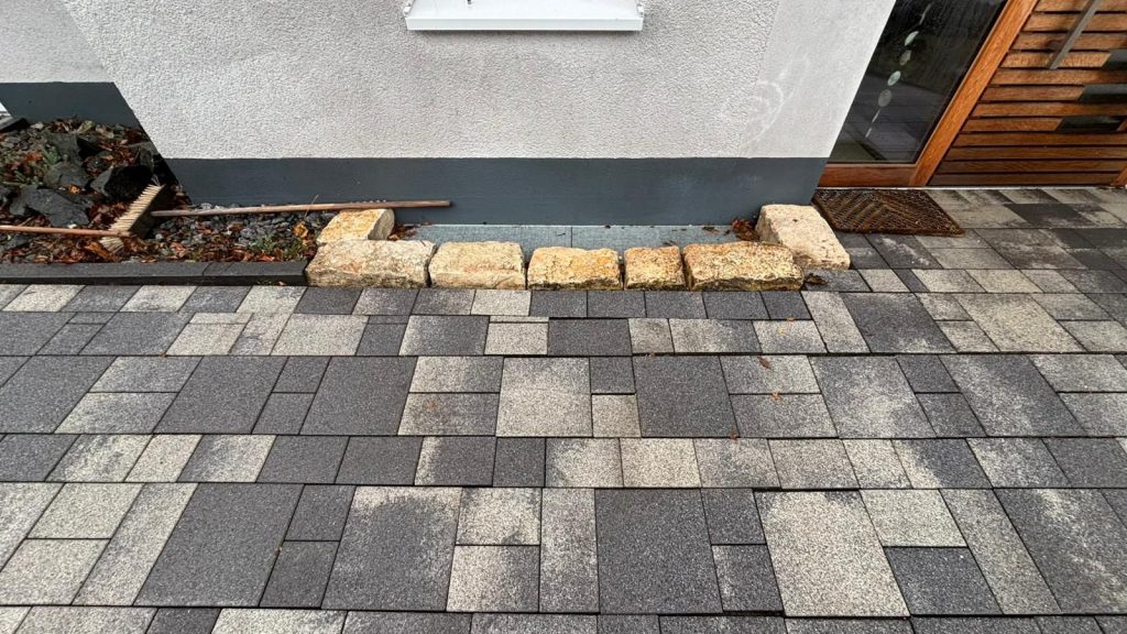 Bild Hof und Kellerfenster nach der Reinigung