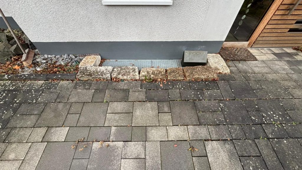 Bild Hof und Kellerfenster vor der Reinigung