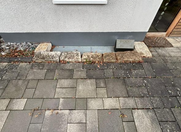 Bild Hof und Kellerfenster vor der Reinigung