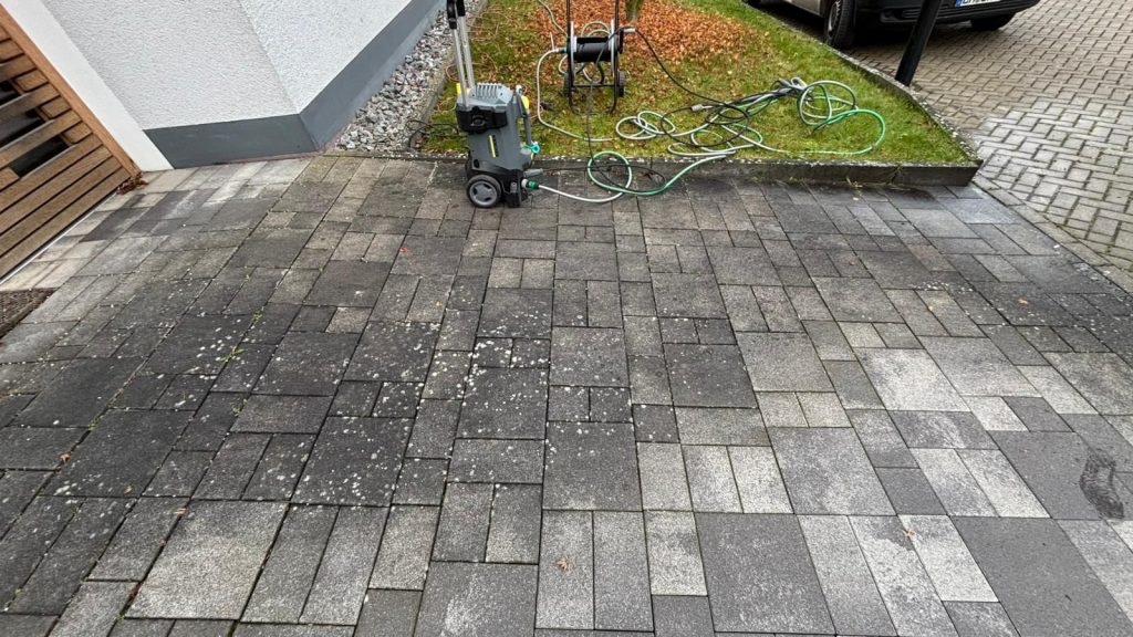 Bild Hof vor der Reinigung