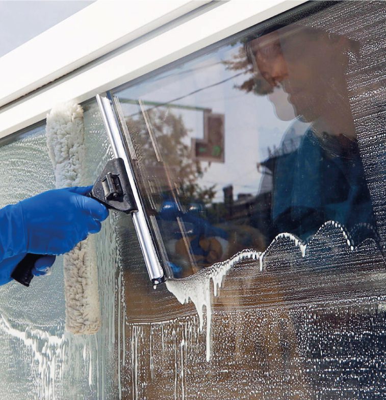 Bild Saubermann beim Fensterreinigen