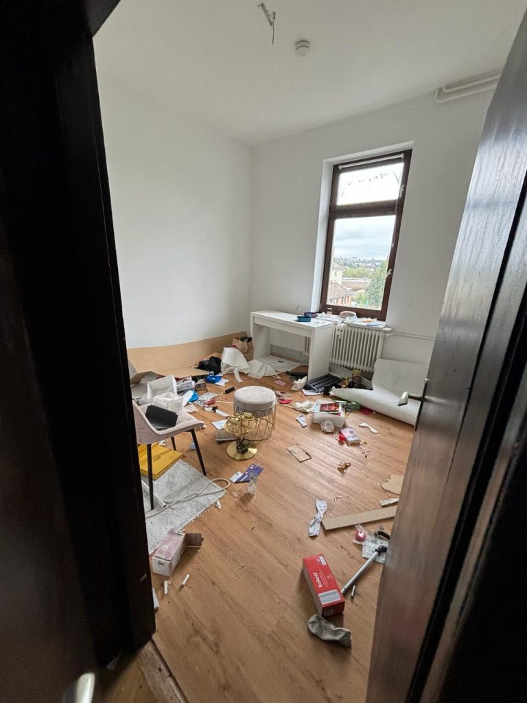 Bild vom Zimmer vor dem Aufräumen